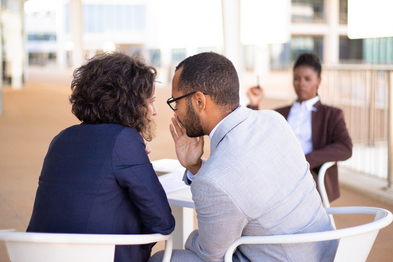 Leia mais sobre o artigo GRITOS, OFENSAS, APELIDOS, HUMILHAÇÕES, CONSTRANGIMENTOS: VOCÊ COSTUMA SER VITIMA DE CONDUTAS ABUSIVAS NO AMBIENTE DE TRABALHO?  JÁ OUVIR FALAR SOBRE ASSÉDIO MORAL?